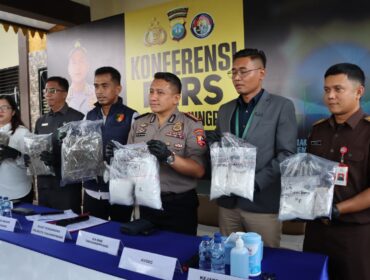 Kepala BNN Kota Tanjungpinang,Kombes. Pol. Mohamad Dafi Bastomi, S.H., S.I.K., M.I.K. bersama Kasar Narkoba Polresta Tanjungpinang saat memperlihatkan barang bukti sabu-sabu dan Ganja di Mapolresta Tanjungpinang, Rabu (17/06) F-Kepri.info