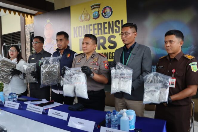 
					Kepala BNN Kota Tanjungpinang,Kombes. Pol. Mohamad Dafi Bastomi, S.H., S.I.K., M.I.K. bersama Kasar Narkoba Polresta Tanjungpinang saat memperlihatkan barang bukti sabu-sabu dan Ganja di Mapolresta Tanjungpinang, Rabu (17/06) F-Kepri.info