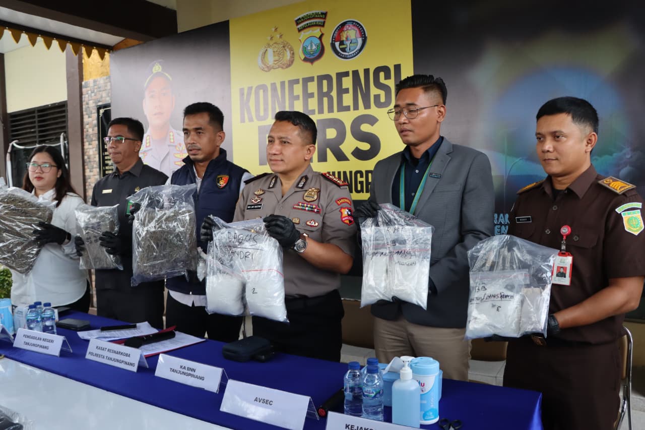 Kepala BNN Kota Tanjungpinang,Kombes. Pol. Mohamad Dafi Bastomi, S.H., S.I.K., M.I.K. bersama Kasar Narkoba Polresta Tanjungpinang saat memperlihatkan barang bukti sabu-sabu dan Ganja di Mapolresta Tanjungpinang, Rabu (17/06) F-Kepri.info