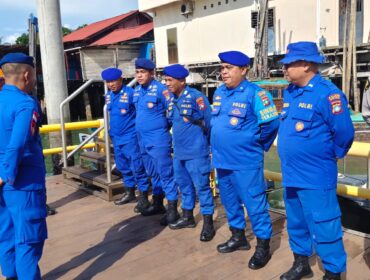 Satpolairud Polres Bintan Salurkan Bantuan Sosial kepada Nelayan Pesisir Sambut Hari Bhayangkara Ke-80