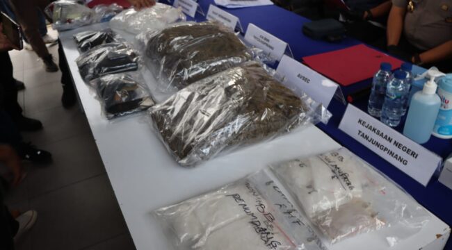 Narkoba jenis sabu-sabu dan Ganja yang berhasil di ungkap Satresnarkoba Polresta Tanjungpinang.