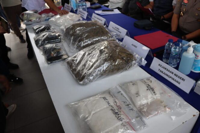 
					Narkoba jenis sabu-sabu dan Ganja yang berhasil di ungkap Satresnarkoba Polresta Tanjungpinang.