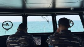 Kri Bung Karno-369 Laksanakan Guide Kapal Perang Inggris HMS Tamar di Teluk Jakarta