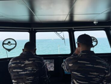 Kri Bung Karno-369 Laksanakan Guide Kapal Perang Inggris HMS Tamar di Teluk Jakarta 