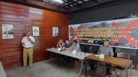 Aktivis Provinsi Kepulauan Riau, Andi Cori Patahudin menyoroti aktivitas pertambangan pasir ilegal di Kabupaten Bintan dengan menggunakan truk Fuso.