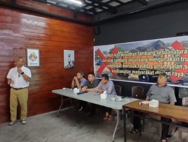 Aktivis Provinsi Kepulauan Riau, Andi Cori Patahudin menyoroti aktivitas pertambangan pasir ilegal di Kabupaten Bintan dengan menggunakan truk Fuso.