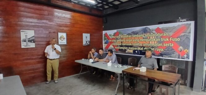
					Aktivis Provinsi Kepulauan Riau, Andi Cori Patahudin menyoroti aktivitas pertambangan pasir ilegal di Kabupaten Bintan dengan menggunakan truk Fuso.