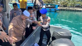 Kapal bantuan dari Polda Kepulauan Riau tersebut disambut melalui prosesi tepung tawar yang dipimpin Ketua Lembaga Adat Melayu (LAM) Kepulauan Anambas sebagai bentuk rasa syukur, doa keselamatan, dan harapan agar kapal dapat memberikan manfaat bagi masyarakat serta mendukung tugas pengamanan di wilayah perairan Anambas, Sabtu (20/06/2026)