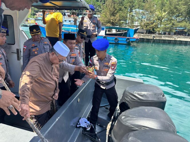
					Kapal bantuan dari Polda Kepulauan Riau tersebut disambut melalui prosesi tepung tawar yang dipimpin Ketua Lembaga Adat Melayu (LAM) Kepulauan Anambas sebagai bentuk rasa syukur, doa keselamatan, dan harapan agar kapal dapat memberikan manfaat bagi masyarakat serta mendukung tugas pengamanan di wilayah perairan Anambas, Sabtu (20/06/2026)