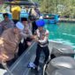 Kapal bantuan dari Polda Kepulauan Riau tersebut disambut melalui prosesi tepung tawar yang dipimpin Ketua Lembaga Adat Melayu (LAM) Kepulauan Anambas sebagai bentuk rasa syukur, doa keselamatan, dan harapan agar kapal dapat memberikan manfaat bagi masyarakat serta mendukung tugas pengamanan di wilayah perairan Anambas, Sabtu (20/06/2026)