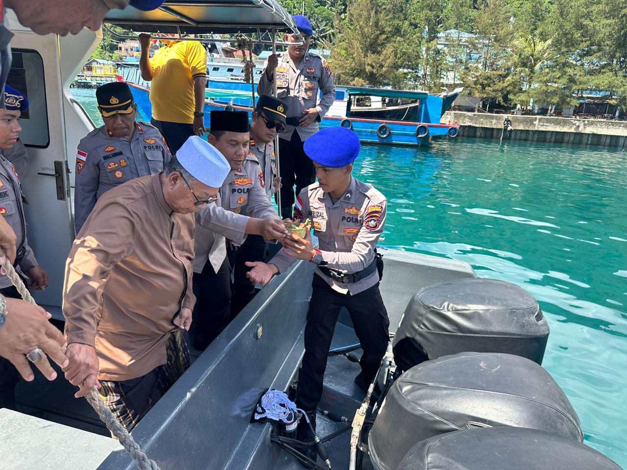 Kapal bantuan dari Polda Kepulauan Riau tersebut disambut melalui prosesi tepung tawar yang dipimpin Ketua Lembaga Adat Melayu (LAM) Kepulauan Anambas sebagai bentuk rasa syukur, doa keselamatan, dan harapan agar kapal dapat memberikan manfaat bagi masyarakat serta mendukung tugas pengamanan di wilayah perairan Anambas, Sabtu (20/06/2026)