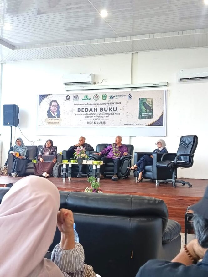 
					Bedah Novel Sejarah Rida K. Liamsi Berlangsung Hangat di Pekanbaru