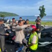 Kapolres Kepulauan Anambas AKBP I Gusti Ngurah Agung Budianaloka saat membagikan Helm Gratis 