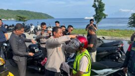 Kapolres Kepulauan Anambas AKBP I Gusti Ngurah Agung Budianaloka saat membagikan Helm Gratis 
