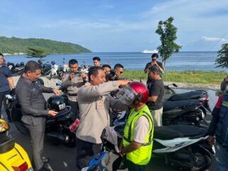 Kapolres Kepulauan Anambas AKBP I Gusti Ngurah Agung Budianaloka saat membagikan Helm Gratis 