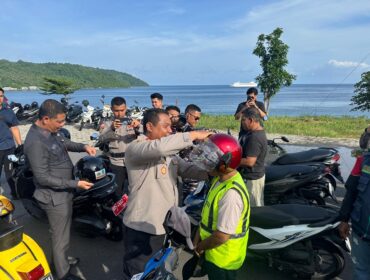 Kapolres Kepulauan Anambas AKBP I Gusti Ngurah Agung Budianaloka saat membagikan Helm Gratis 