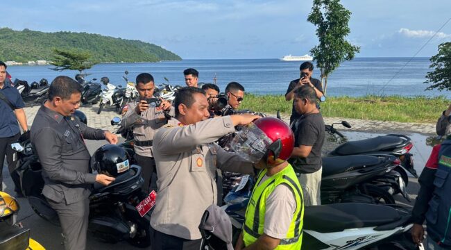 Kapolres Kepulauan Anambas AKBP I Gusti Ngurah Agung Budianaloka saat membagikan Helm Gratis 