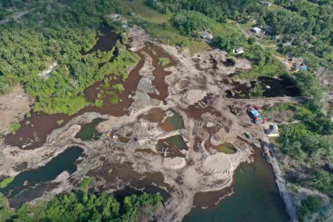 
					Penampakan Udara Lokasi PT. Inti Surya Indonesia di Desa Kuala Sempang, Kecamatan Seri Kuala Lobam, kabupaten Bintan, usai Dihentikan oleh ESDM Karena melakukan Pertambangan dalam Kawasan Hutan Tanpa Persetujuan Pemanfaatan Kawasan Hutan (PPKH), Kamis (25/06). F-Kepri.info