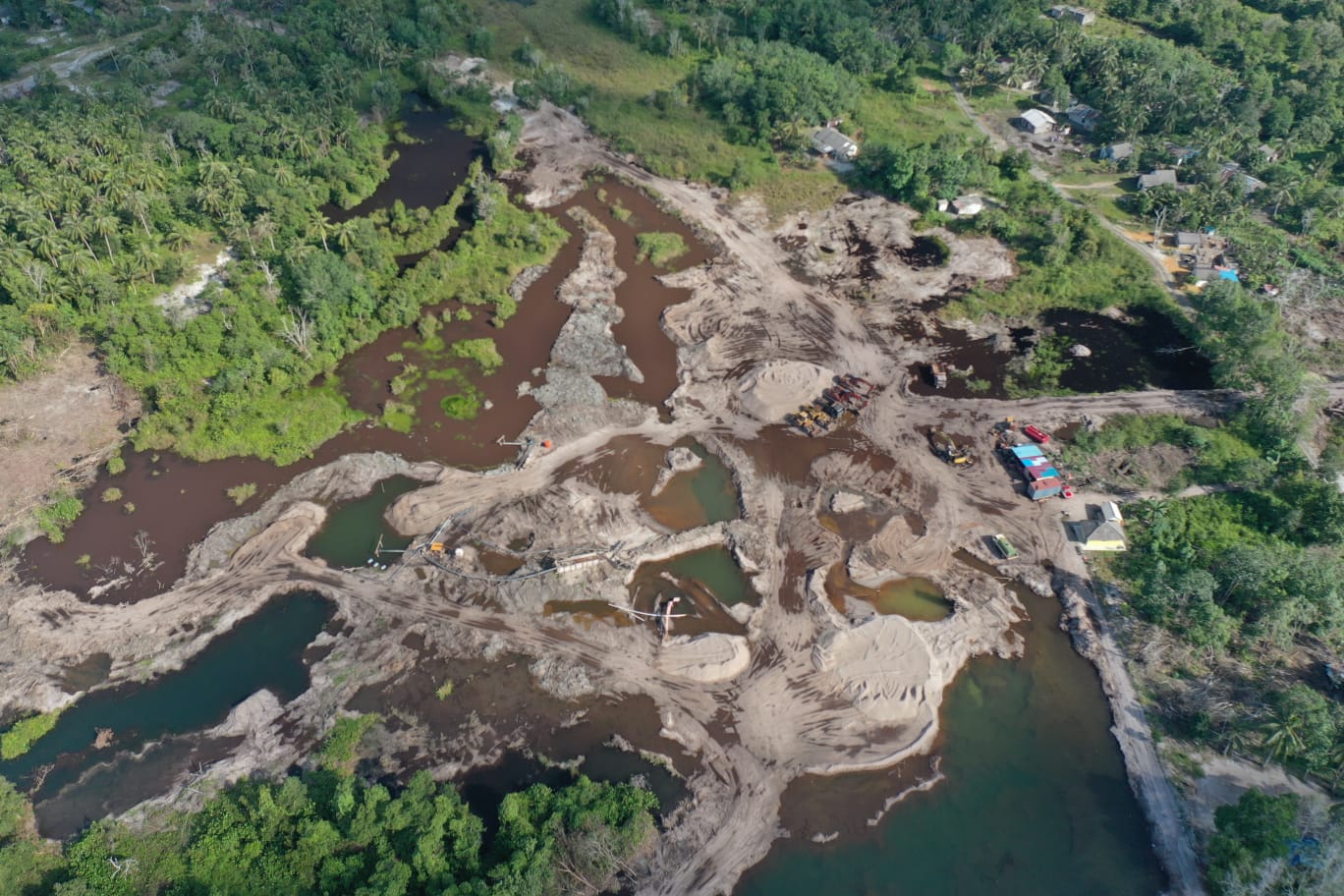 Penampakan Udara Lokasi PT. Inti Surya Indonesia di Desa Kuala Sempang, Kecamatan Seri Kuala Lobam, kabupaten Bintan, usai Dihentikan oleh ESDM Karena melakukan Pertambangan dalam Kawasan Hutan Tanpa Persetujuan Pemanfaatan Kawasan Hutan (PPKH), Kamis (25/06). F-Kepri.info
