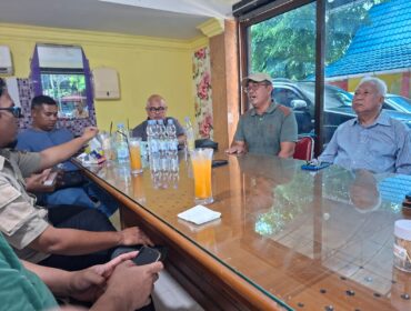 Mantan Chairman Riau Pos Group, Rida K. Liamsi saat menggelar jumpa Pers, Selasa (30/06)