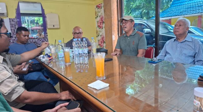 Mantan Chairman Riau Pos Group, Rida K. Liamsi saat menggelar jumpa Pers, Selasa (30/06)