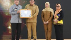 Bupati Bintan Roby Kurniawan bersama Wakil Bupati Bintan Deby Maryanti memberikan apresiasi kepada seluruh OPD khususnya para penerima penghargaan.