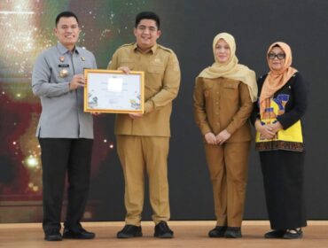 Bupati Bintan Roby Kurniawan bersama Wakil Bupati Bintan Deby Maryanti memberikan apresiasi kepada seluruh OPD khususnya para penerima penghargaan.