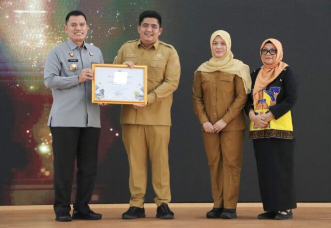 
					Bupati Bintan Roby Kurniawan bersama Wakil Bupati Bintan Deby Maryanti memberikan apresiasi kepada seluruh OPD khususnya para penerima penghargaan.