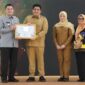 Bupati Bintan Roby Kurniawan bersama Wakil Bupati Bintan Deby Maryanti memberikan apresiasi kepada seluruh OPD khususnya para penerima penghargaan.