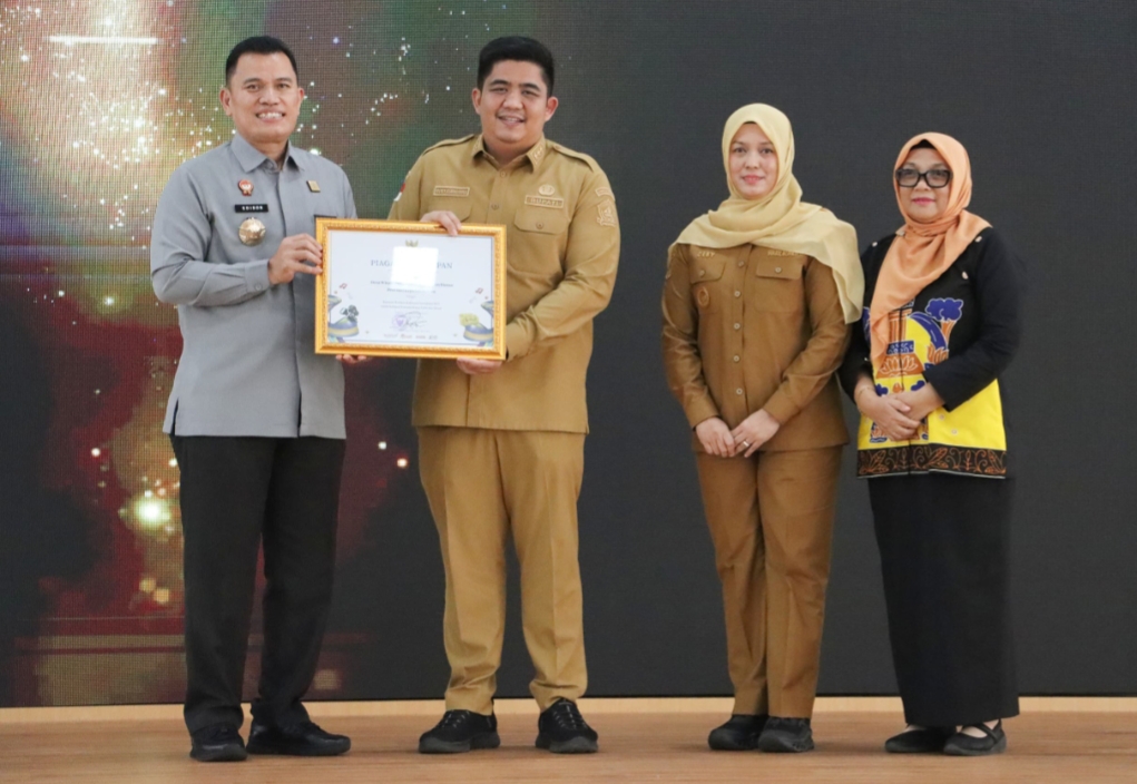 Bupati Bintan Roby Kurniawan bersama Wakil Bupati Bintan Deby Maryanti memberikan apresiasi kepada seluruh OPD khususnya para penerima penghargaan.