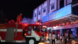 Tim Dinas Pemadam Kebakaran dan Penyelamatan Kota Tanjungpinang usai menjinakkan api di Icecream-Tea di Jalan Ir Sutami, Selasa (02/06) F-Suaib Kepri.info