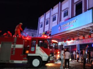 Tim Dinas Pemadam Kebakaran dan Penyelamatan Kota Tanjungpinang usai menjinakkan api di Icecream-Tea di Jalan Ir Sutami, Selasa (02/06) F-Suaib Kepri.info