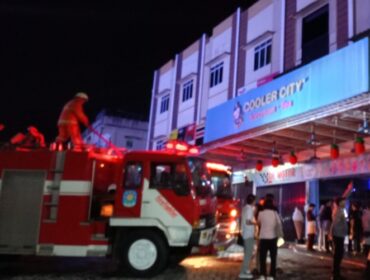 Tim Dinas Pemadam Kebakaran dan Penyelamatan Kota Tanjungpinang usai menjinakkan api di Icecream-Tea di Jalan Ir Sutami, Selasa (02/06) F-Suaib Kepri.info