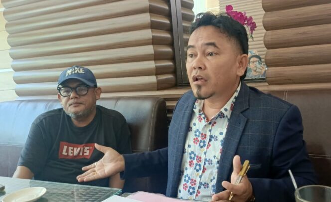 
					Kuasa hukum LCM, Rano Iskandar Sirait, saat memberikan keterangan Pers, Sabtu (06/06)