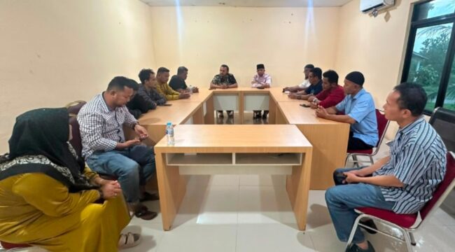 Polres Bintan melalui Satreskrim memfasilitasi mediasi antara masyarakat nelayan Desa Mantang dan Desa Berakit terkait permasalahan yang terjadi beberapa waktu lalu. Kegiatan mediasi dilaksanakan diruang Satreskrim pada Jumat (12/6/2026).