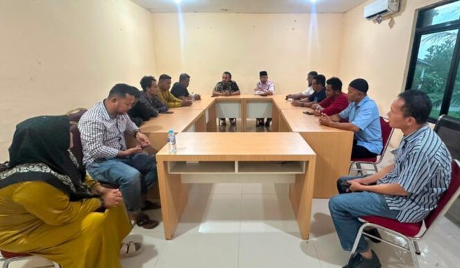 
					Polres Bintan melalui Satreskrim memfasilitasi mediasi antara masyarakat nelayan Desa Mantang dan Desa Berakit terkait permasalahan yang terjadi beberapa waktu lalu. Kegiatan mediasi dilaksanakan diruang Satreskrim pada Jumat (12/6/2026).