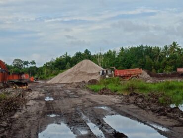 Aktivitas Produksi Pasir Oleh PT. Inti Surya Indonesia pada Senin (22/06) Foto: Suaib Kepri 
