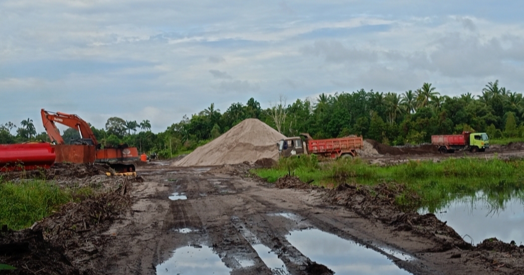 Aktivitas Produksi Pasir Oleh PT. Inti Surya Indonesia pada Senin (22/06) Foto: Suaib Kepri