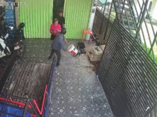 Terduga pelaku saat melakukan menyerang pemilik Toko di Jalan MT Haryono, Kota Tanjungpinang, Selasa (23/06)