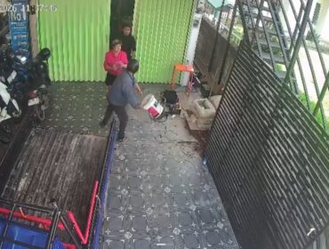 Terduga pelaku saat melakukan menyerang pemilik Toko di Jalan MT Haryono, Kota Tanjungpinang, Selasa (23/06)