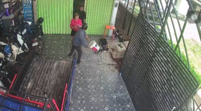Terduga pelaku saat melakukan menyerang pemilik Toko di Jalan MT Haryono, Kota Tanjungpinang, Selasa (23/06)