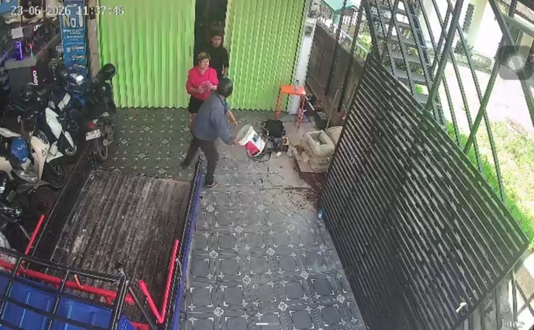 Terduga pelaku saat melakukan menyerang pemilik Toko di Jalan MT Haryono, Kota Tanjungpinang, Selasa (23/06)