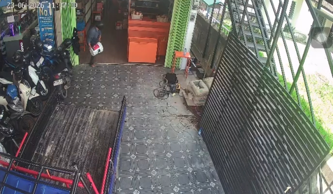 Detik-detik terlapor menyiram pemilik toko di Jalan MT Haryono, Kota Tanjungpinang