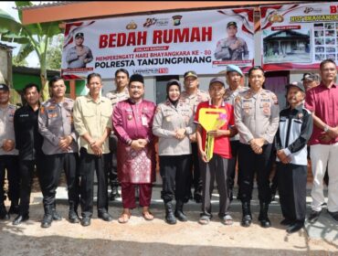 Polresta Tanjungpinang melalui Polsek Tanjungpinang Timur melaksanakan kegiatan penyerahan kunci rumah hasil program bedah rumah kepada warga penerima manfaat, Abdul Aziz, di Kampung Karang Rejo RT 02 RW 08, Jalan Satria Gang Satria 4, Kelurahan Pinang Kencana, Kecamatan Tanjungpinang Timur, Jumat (26/6/2026).