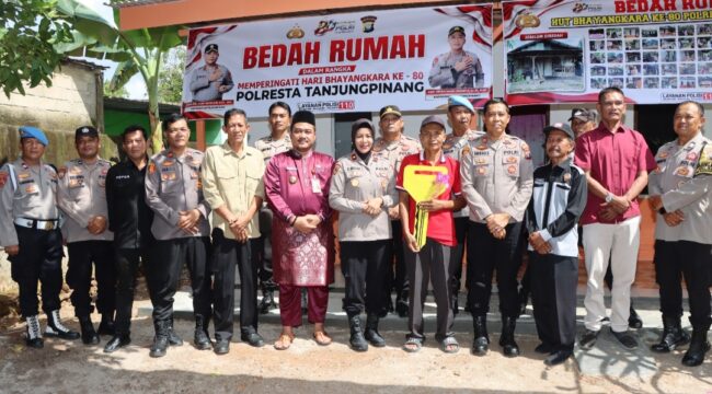 Polresta Tanjungpinang melalui Polsek Tanjungpinang Timur melaksanakan kegiatan penyerahan kunci rumah hasil program bedah rumah kepada warga penerima manfaat, Abdul Aziz, di Kampung Karang Rejo RT 02 RW 08, Jalan Satria Gang Satria 4, Kelurahan Pinang Kencana, Kecamatan Tanjungpinang Timur, Jumat (26/6/2026).
