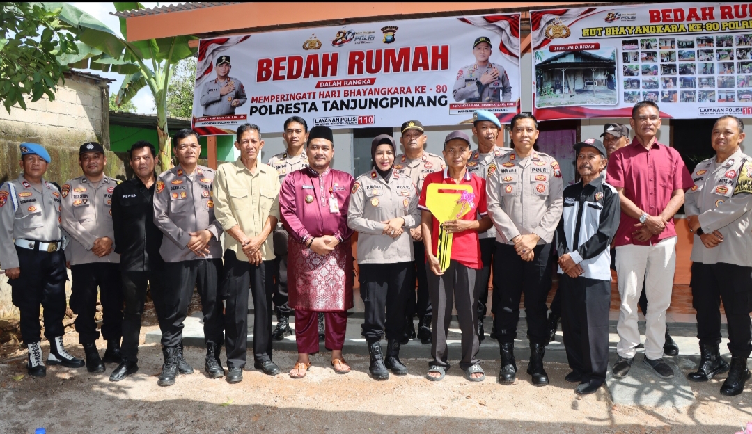 Polresta Tanjungpinang melalui Polsek Tanjungpinang Timur melaksanakan kegiatan penyerahan kunci rumah hasil program bedah rumah kepada warga penerima manfaat, Abdul Aziz, di Kampung Karang Rejo RT 02 RW 08, Jalan Satria Gang Satria 4, Kelurahan Pinang Kencana, Kecamatan Tanjungpinang Timur, Jumat (26/6/2026).