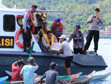 Polres Kepulauan Anambas menyalurkan bantuan sosial (bansos) kepada masyarakat nelayan di Desa Sri Tanjung, Kecamatan Siantan, Senin (29/6/2026).