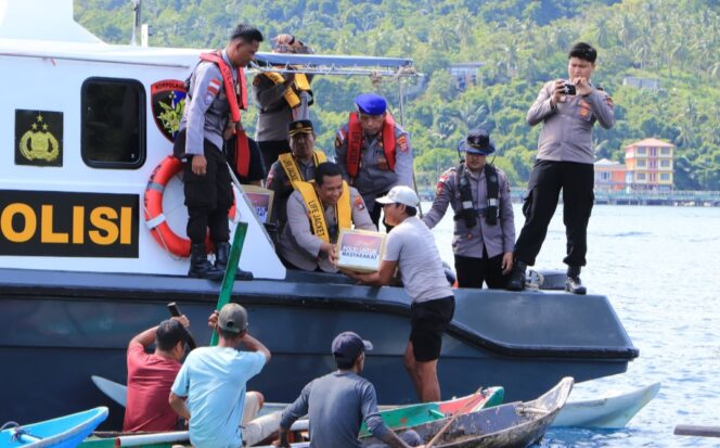 
					Polres Kepulauan Anambas menyalurkan bantuan sosial (bansos) kepada masyarakat nelayan di Desa Sri Tanjung, Kecamatan Siantan, Senin (29/6/2026).
