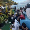 Penumpang tujuan Batam saat menunggu proses Boarding di Pelabuhan RoRo Uban, Senin (29/06) sore.
