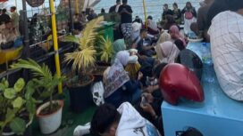 Penumpang tujuan Batam saat menunggu proses Boarding di Pelabuhan RoRo Uban, Senin (29/06) sore.